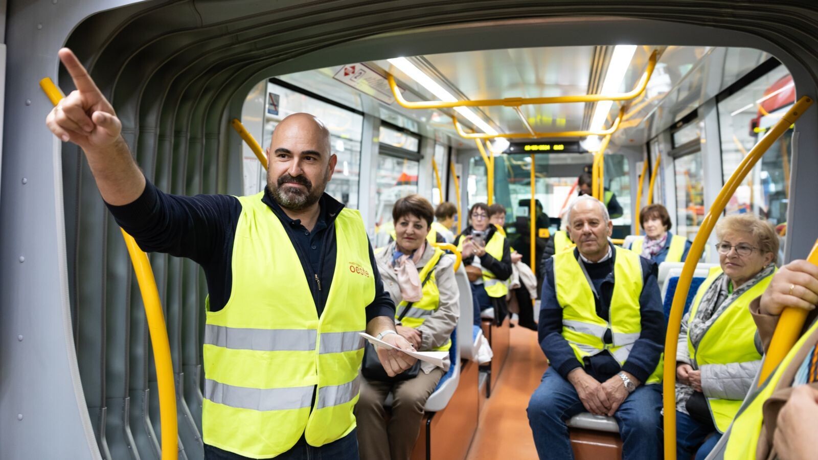 25 mayores de Pozuelo aprenden a viajar de forma segura en Metro Ligero