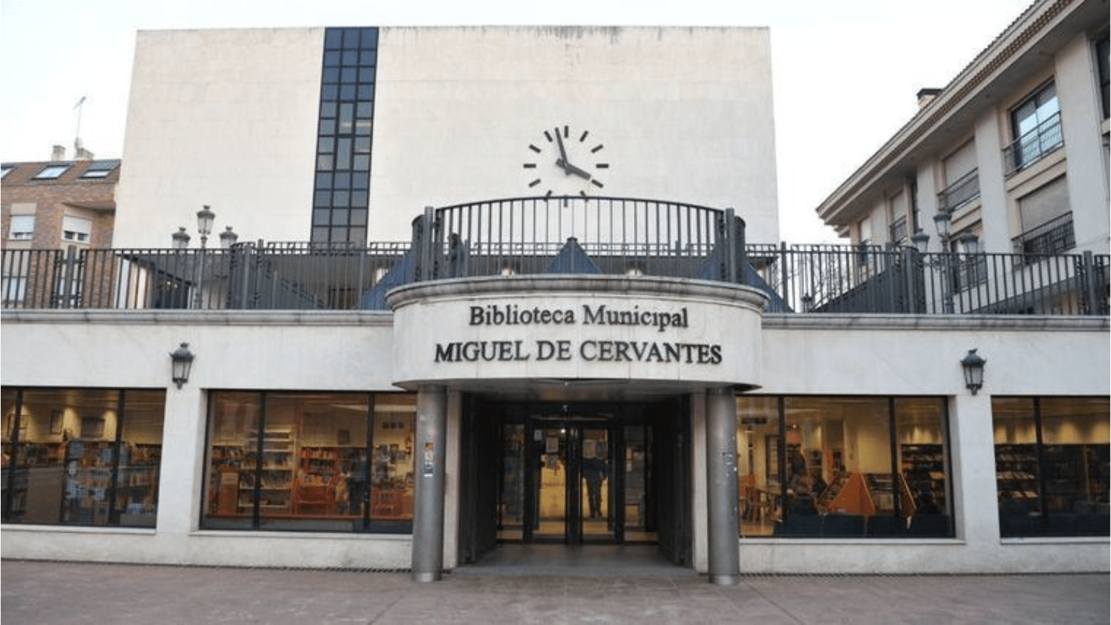 Graves infiltraciones de agua dentro de la Biblioteca Municipal Miguel de Cervantes