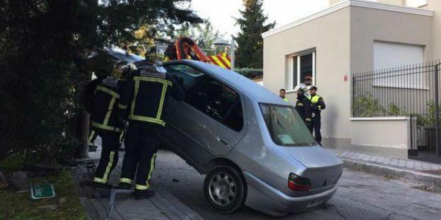 Un coche acaba en un tensor de un poste de teléfono en Pozuelo