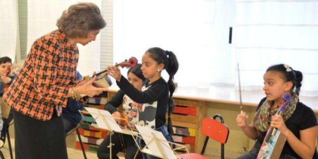 Los niños del centro de acogida ‘Villa Paz’ de Pozuelo reciben a la Reina Sofía con música