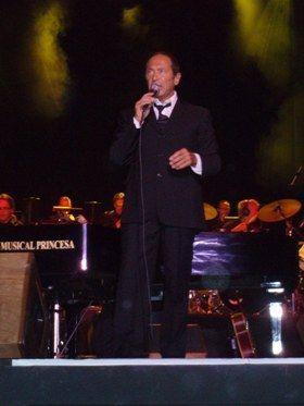 Paul Anka enamoró con una mezcla de vitalidad y dulzura