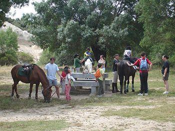 Visita de apoyo a unos niños con discapacidad que participan en un campamento ecuestre