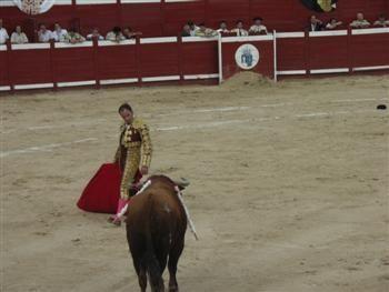 Julio Aparicio corta dos orejas y sale por la puerta grande de la Plaza de las Américas