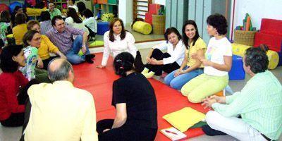 Los padres del ATAM participan en un taller de Risoterapia