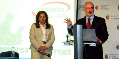 Los padres reciben una conferencia sobre las precauciones a tomar en la navegación por Internet