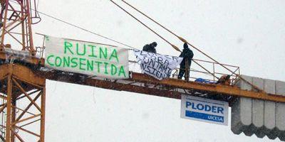 Tercera semana de protesta en lo alto de la grúa