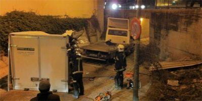 Un camión se empotra en un túnel de Pozuelo