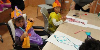 Los participantes del Espacio Ocio Pozuelo celebran el Carnaval con juegos, música y disfraces