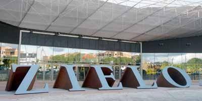 Exposición de libros gigantes en Zielo Shopping Pozuelo con ‘Relatarte’