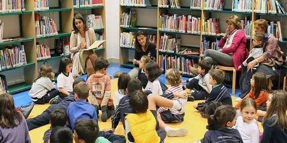 Los pequeños disfrutan del Día de la Biblioteca en Pozuelo