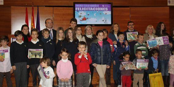 Los centros educativos participan en el concurso navideño de felicitaciones y belenes