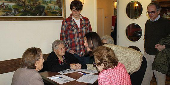 Los jóvenes voluntarios de Pozuelo colaboran con los mayores