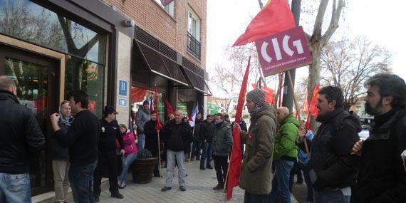Sindicalistas gallegos de la CIG protestan ante las puertas del Hotel Pozuelo por el nuevo convenio de seguridad privada