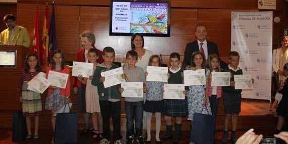 Premio a las mejores poesías y dibujos de los escolares