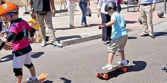 Cientos de jóvenes participan en la exhibición de longboard