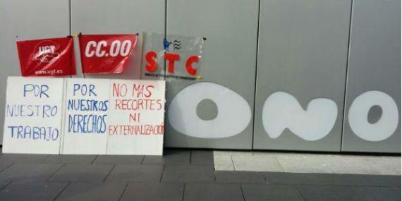 Trabajadores de ONO protestan ante la sede de Pozuelo