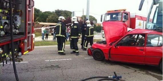 Dos universitarias heridas tras chocar contra un autobús escolar