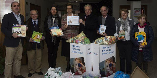 Cien libros para el colegio San Luis gracias a los tapones para la vida de Daniela