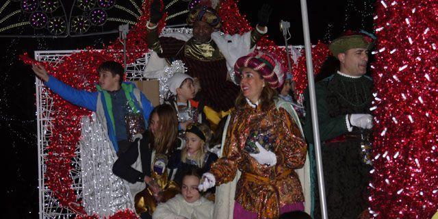 Cabalgata 2015: Melchor, Gaspar y Baltasar dejan en Pozuelo sus sonrisas y regalos