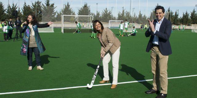 El campo de hockey del Valle de las Cañas estrena césped artificial