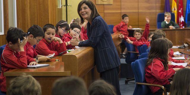 Alumnos de las Escuelas Pías visitan el Ayuntamiento de Pozuelo