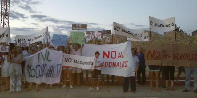 Vecinos de Somosaguas Centro se manifiestan contra la construcción de un Mcdonald´s