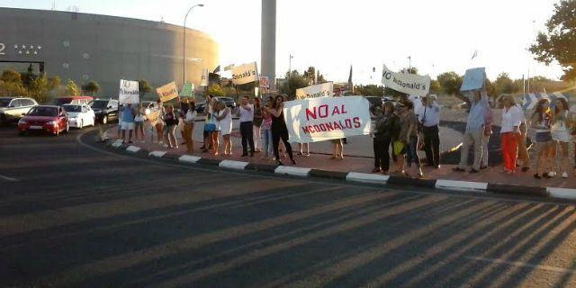 Vecinos de Somosaguas Centro vuelven a manifestarse contra Mcdonald´s