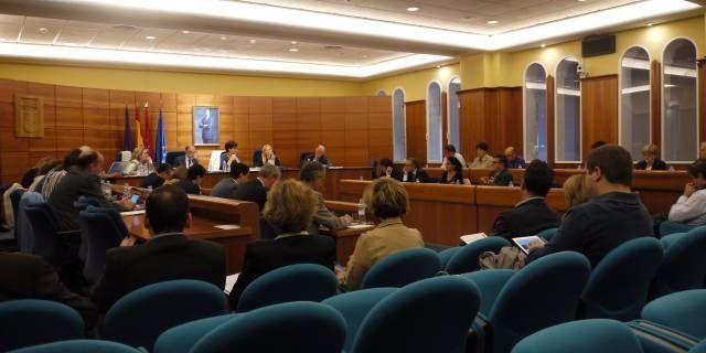 El Pleno aprueba por unanimidad una moción para luchar contra la discriminación en los centros educativos