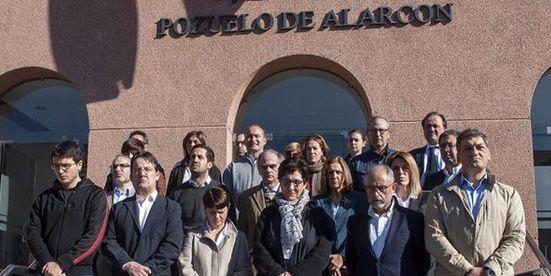 El Ayuntamiento y los vecinos de Pozuelo guardan un minuto de silencio por las víctimas de París