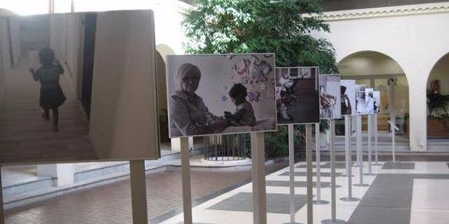 Muestra fotográfica sobre las familias de acogida con motivo del Día de la Infancia en Pozuelo