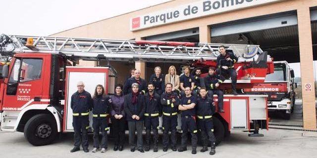 Cristina Cifuentes se toma el roscón con los Bomberos de Pozuelo