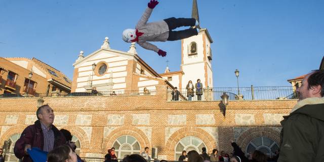 Pozuelo celebra el tradicional Manteo del Pelele