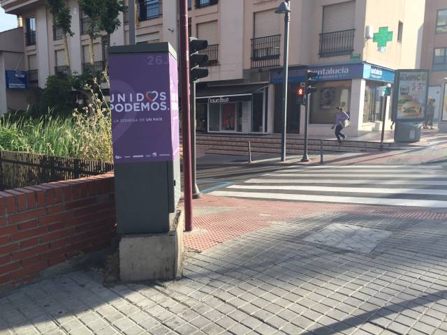 160613-pegada-carteles-podemos-pozuelo