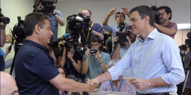 Pedro Sánchez vota en Volturno