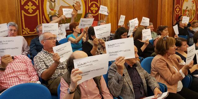 Vecinos de La Cabaña protestan contra el S.E.R. en el Pleno de Pozuelo