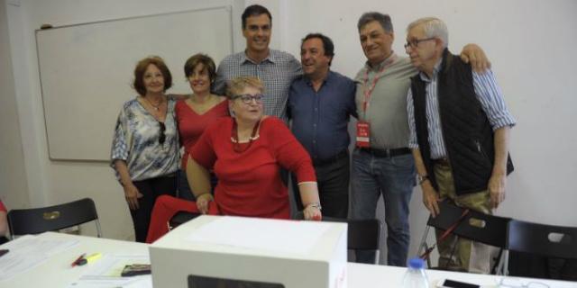 Pedro Sánchez votó en Pozuelo y logró la mayoría de los apoyos de la agrupación 