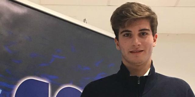 Fernando Pérez Castillo, del Club Natación Pozuelo, recibe la medalla al mérito deportivo