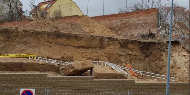 Un muro se desprende en la calle Doctor Cornago por la lluvia