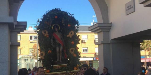 Pozuelo celebró un año más a San Sebastián con la tirada de naranjas y el manteo del Pelele