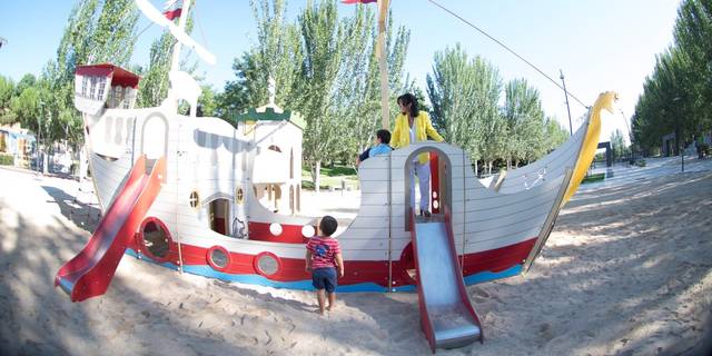 El nuevo parque deportivo del Camino de las Huertas ya cuenta con juegos infantiles