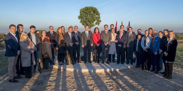 García-Escudero y Quislant plantan un árbol para conmemorar el 40 aniversario de la Constitución