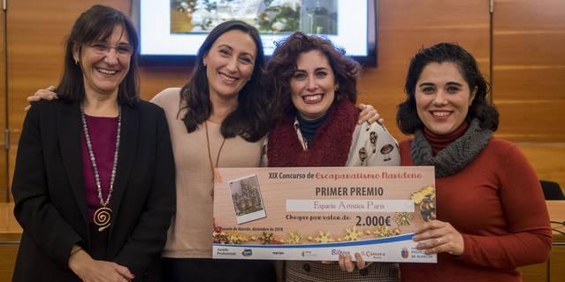 El Ayuntamiento premia los mejores escaparates navideños del municipio