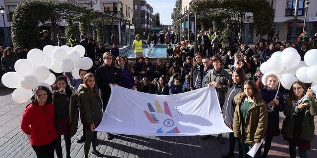 Alumnos del colegio Escuelas Pías de San Fernando celebran el Día Escolar de la No Violencia y la Paz