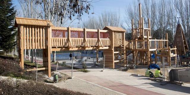 Un gran castillo de madera culminará la remodelación del nuevo parque del Camino de las Huertas