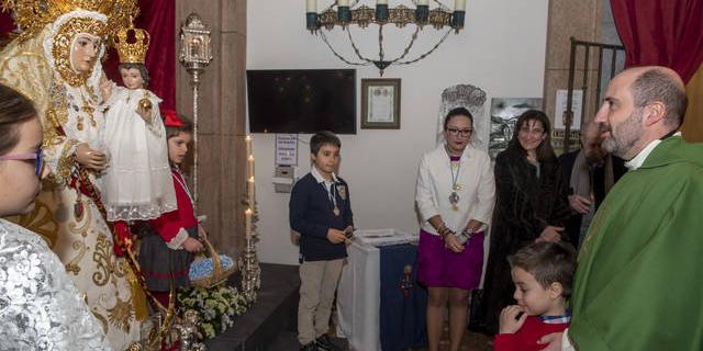 La Congregación de Nuestra Señora de la Consolación celebró el tradicional besamanos a la Virgen