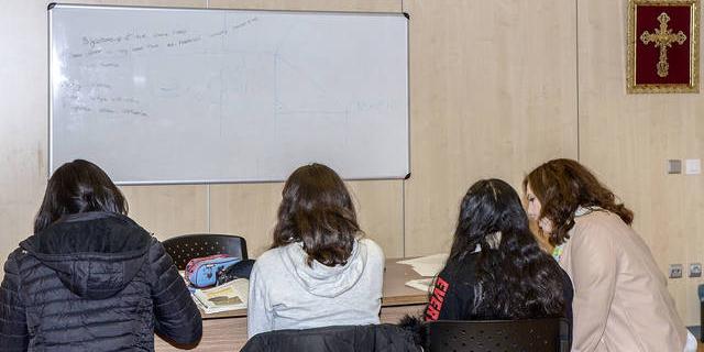 Ocho voluntarios de Cáritas de la parroquia del Carmen imparten clases de apoyo a quince escolares del municipio