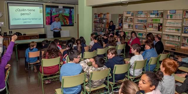 La campaña de sensibilización para la recogida de excrementos caninos llega a las aulas