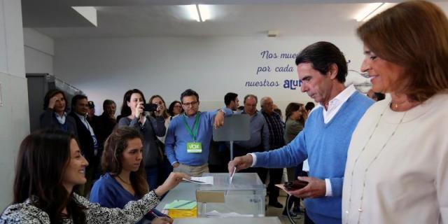 Aznar y Botella votaron en el colegio Everest arropados por los vecinos presentes