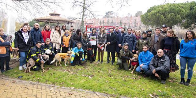 El parque de las Minas acoge la presentación de un calendario solidario contra el maltrato y por la adopción de mascotas