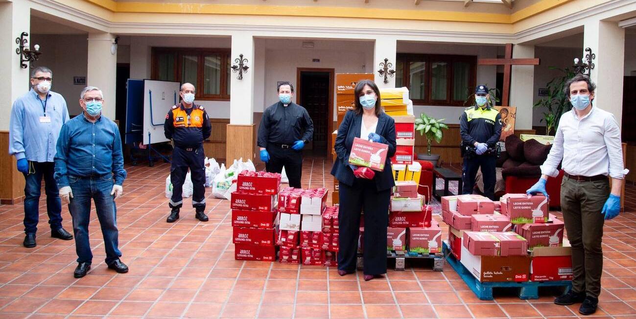 El Ayuntamiento entrega a Cáritas de la Iglesia Asunción de Nuestra Señora alimentos donados por supermercados DIA